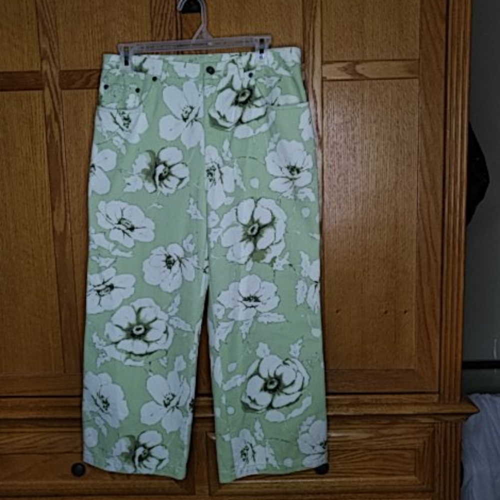 Jones Wear Spor1t Pistachio w/Magnolia's Floral 8